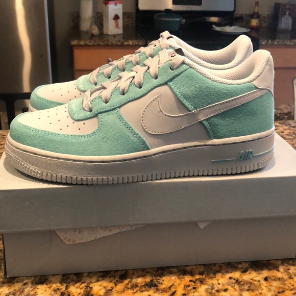 Air Force 1 - Picture 1 of 5